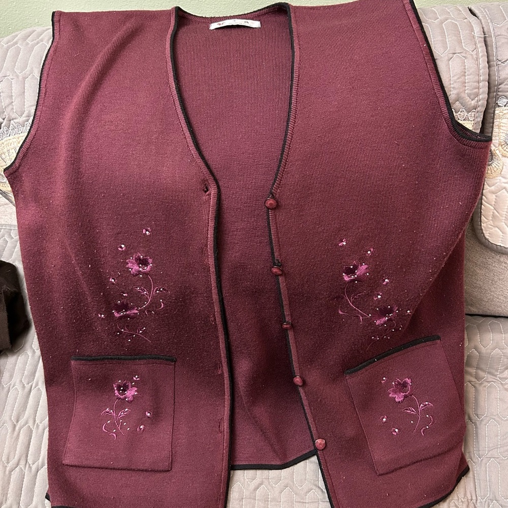 Flower embroidery maroon vest